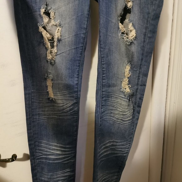 Distressed jeans - Picture 3 of 7